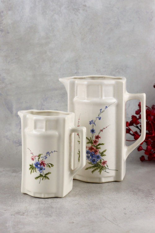 Zestaw ceramicznych dzbanków z kwiatami