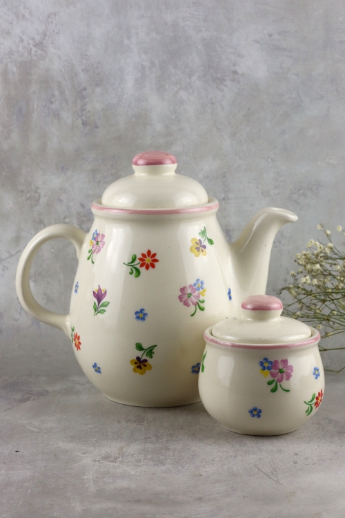 Ceramiczny dzbanek i cukiernica z kwiatowym motywem